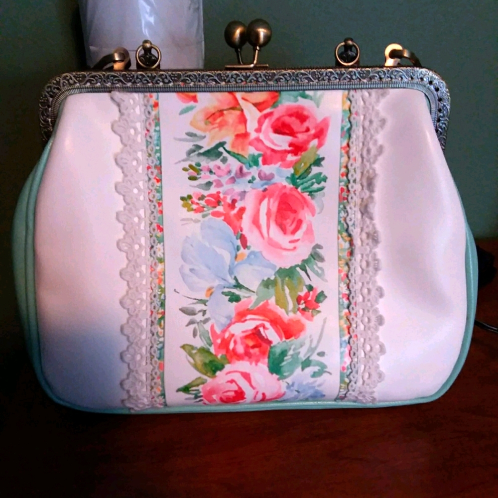 Vintage kiss lock handbag